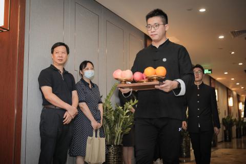 罗湖区委统战部副部长、工商联党组书记叶志伟一行到龙门国际调研
