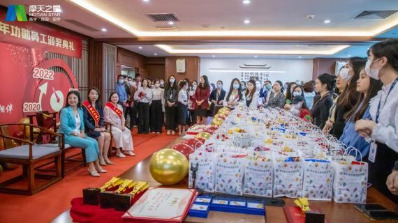 “ 感恩有你 · 一路相伴 ”龙门国际10年功勋员工颁奖典礼圆满举办